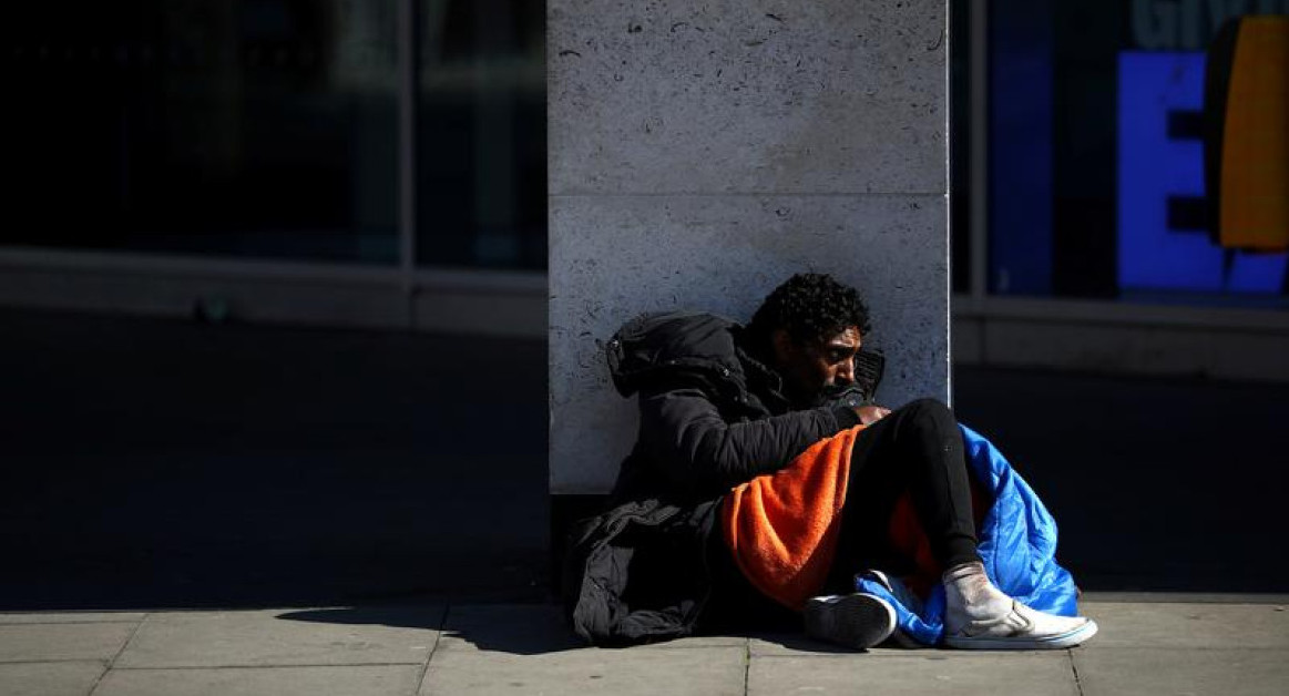 En el período comprendido entre 2021 y 2022 se registraron un total de 8.329 personas durmiendo a la intemperie. Foto: Reuters.