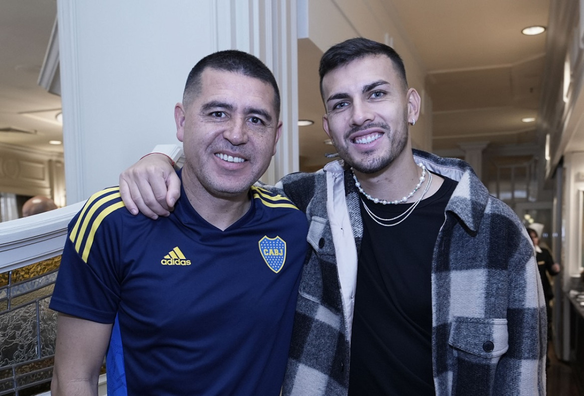 Juan Román Riquelme junto a Leandro Paredes. Foto: Télam.