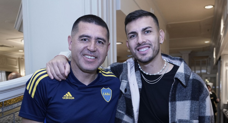 Juan Román Riquelme junto a Leandro Paredes. Foto: Télam.