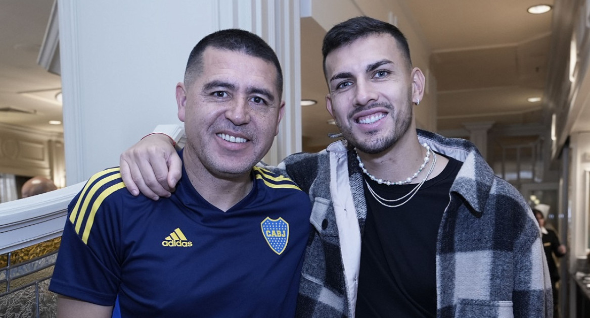 Juan Román Riquelme junto a Leandro Paredes. Foto: Télam.