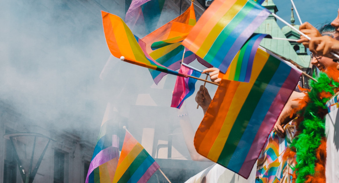 La bandera acompaña todas las marchas del movimiento LGBTQI+. Foto: Unsplash.