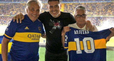 Rojitas junto a Juan Román Riquelme. Foto: NA