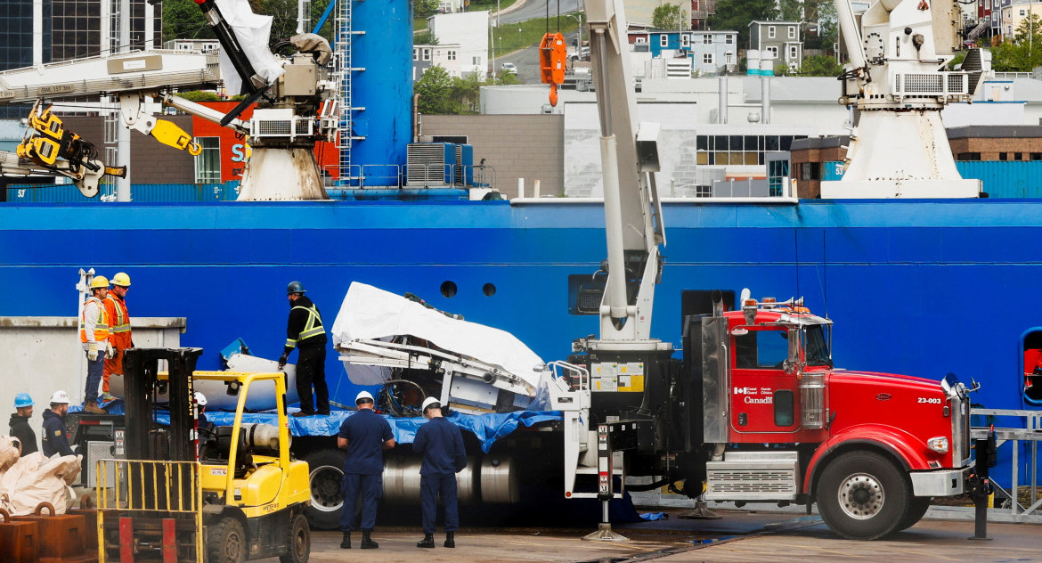 Llegada a Canadá de los restos del submarino Titan. Foto: REUTERS.