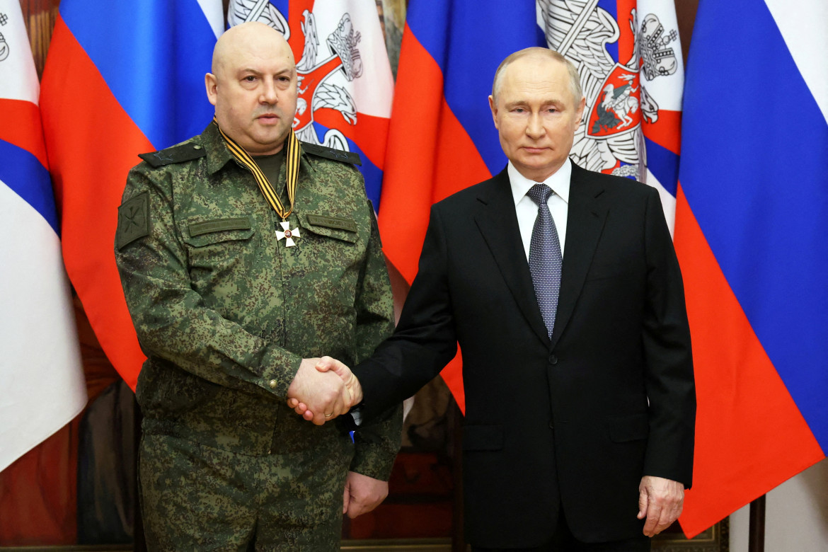 Vladímir Putin condecoró a Serguéi Surovikin. Foto: Reuters.