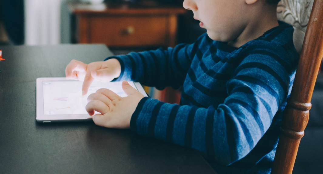 Niños y tecnologías. Foto: Unsplash