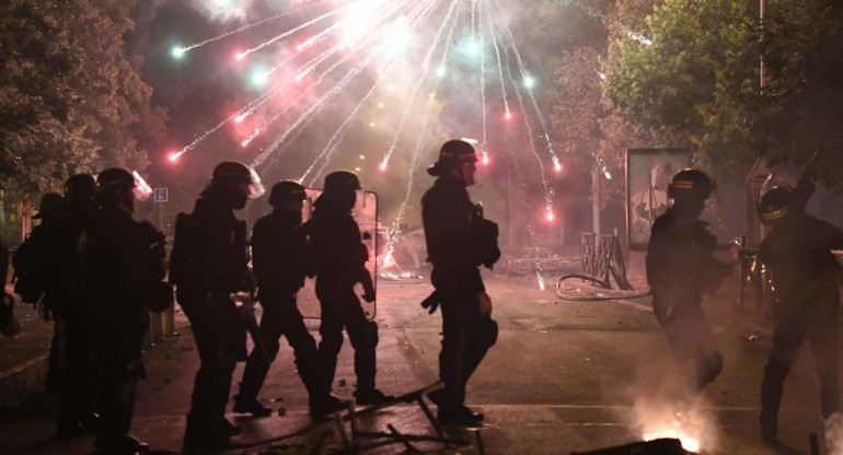 Nueva noche de disturbios en Francia. Foto: EFE.