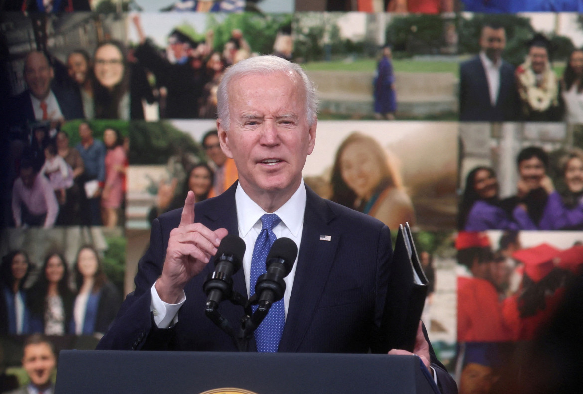 Biden habla sobre el programa de condonación de préstamos estudiantiles. Reuters