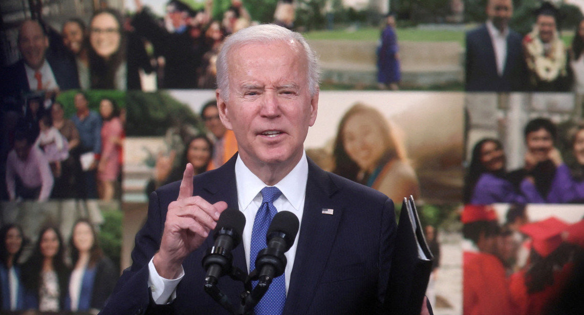 Biden habla sobre el programa de condonación de préstamos estudiantiles. Reuters