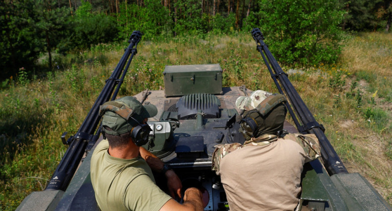 Guerra entre Rusia y Ucrania. Avance de un tanque. Foto: Reuters.