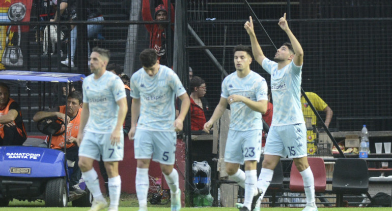 Racing le ganó a Colón en Santa Fe. Foto: Télam.