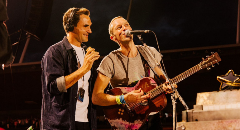 Roger Federer con Chris Martin. Foto: EFE.