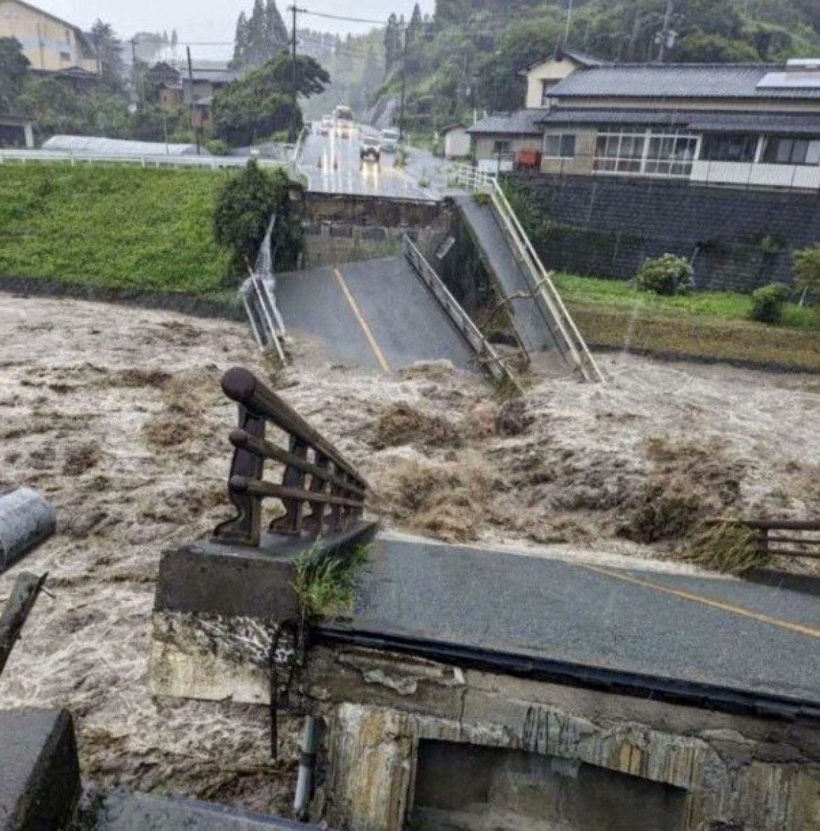 Puente destruido a causa de las lluvias. Foto Twitter/ @CDSINAPRED