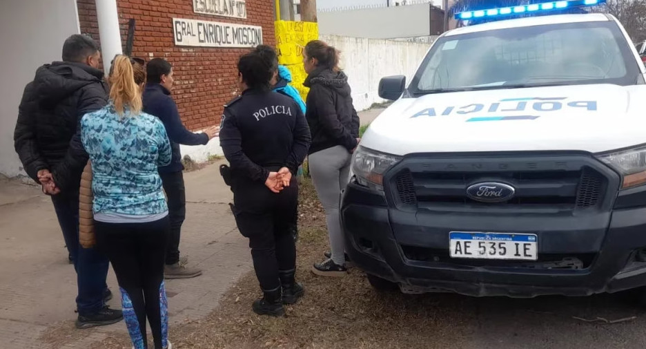 Madres y padres de los alumnos de 1° año, manifestándose en el lugar de los hechos. Foto: TN.