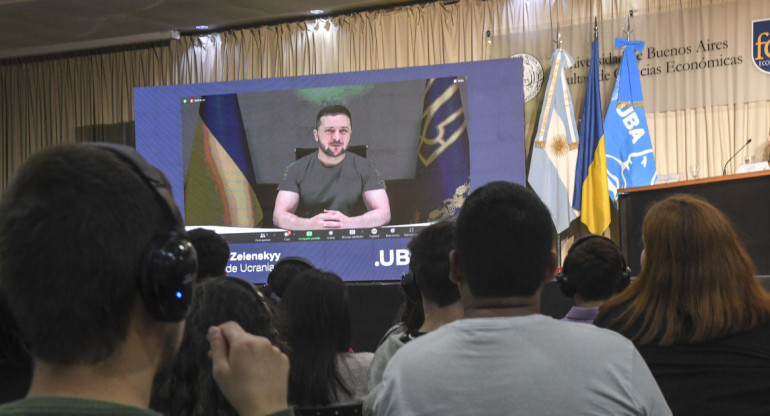 Zelenski dio una charla en FCE-UBA. Foto: Télam.