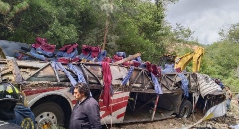 Accidente fatal de un micro en Oaxaca, México. Foto: @CuartaPlana.