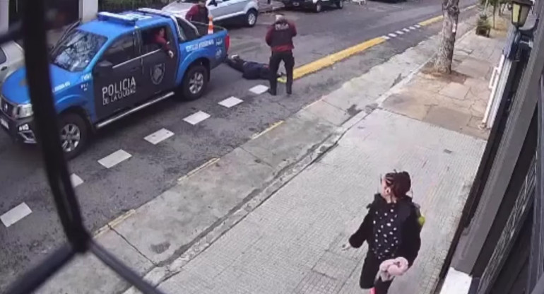 Un policía baleó a un hombre que perseguía y amenazaba con un arma a su expareja. Foto: captura de pantalla.