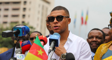 Kylian Mbappé en Camerún. Foto: REUTERS.