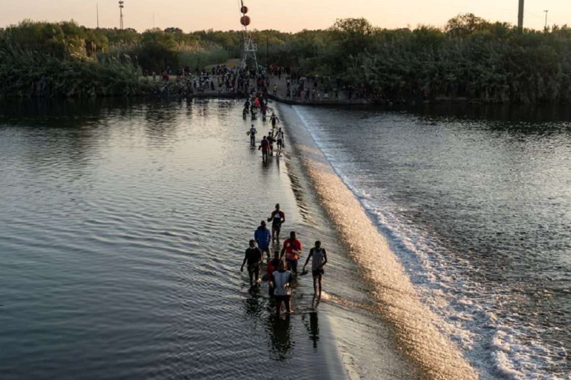 Migrantes intentando cruzar el río Bravo. Foto: Reuters