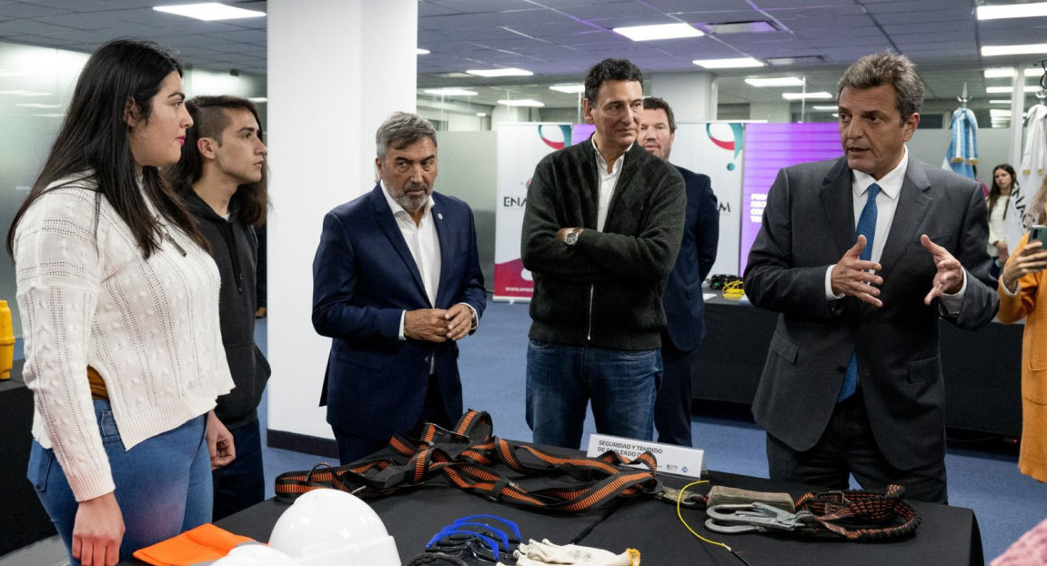 Massa se reunió con jóvenes del programa de reconversión laboral con capacitación tecnológica