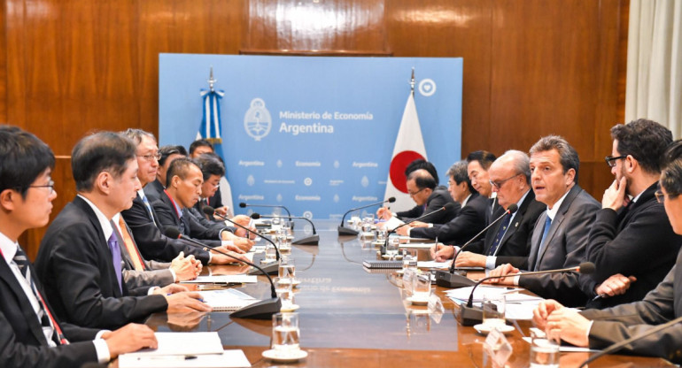 Ponele Sergio Massa con representantes de la cámara empresarial de Japón.