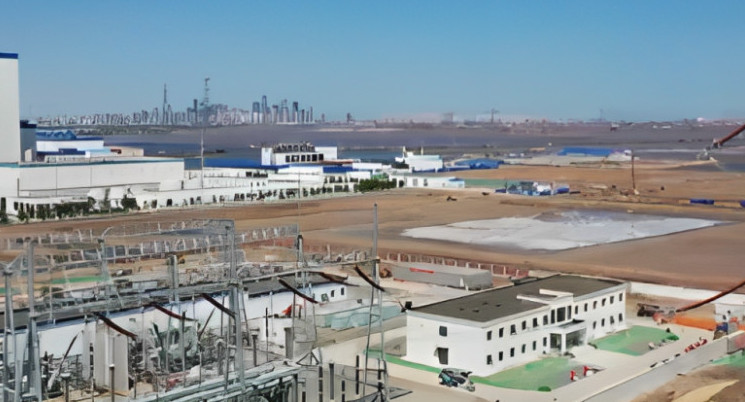 Es la primera planta que combina paneles solares y turbinas eólicas. Foto: captura de pantalla.