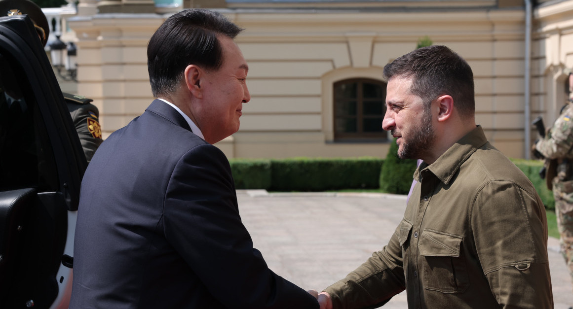 Encuentro en Kiev entre Yoon Suk-yeol y Volodimir Zelenski. Foto: EFE.