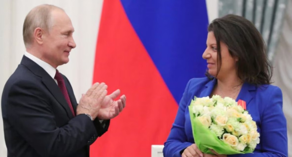 Margarita Simonyan junto a Putin. Foto: Reuters