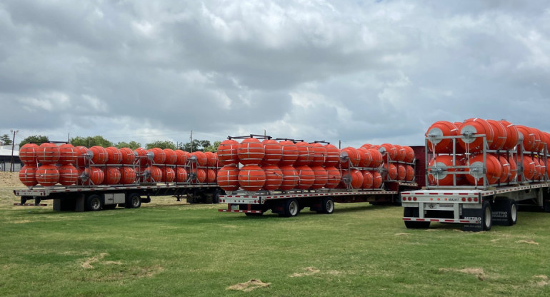 Boyas gigantes que se instalarán en el río Bravo. Foto: Departamento de seguridad de Texas