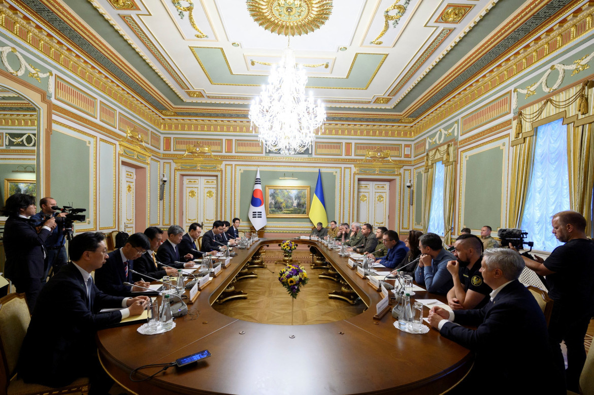 Reunión entre representantes de Ucrania y Corea del Sur. Foto: Reuters.