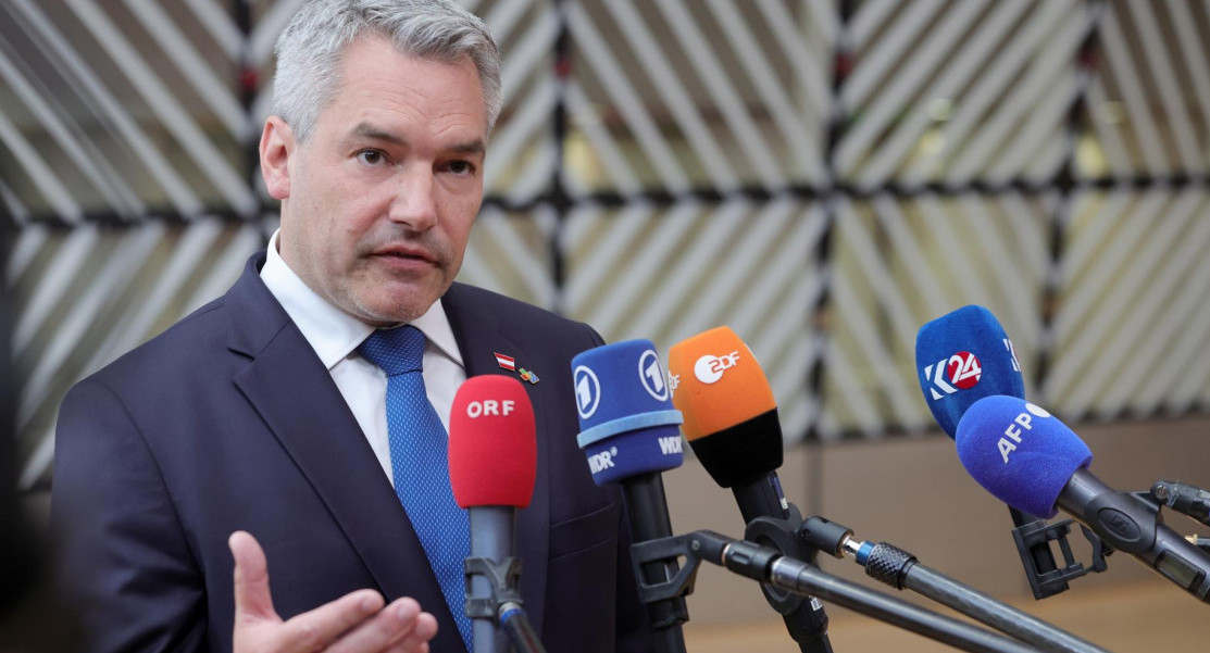 El canciller de Austria, Karl Nehammer, habla con los medios de comunicación a su llegada a la Cumbre UE-CELAC. Foto: EFE.