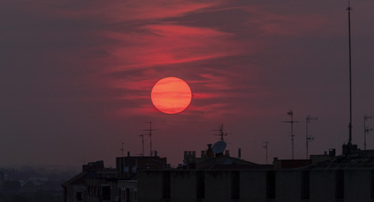 El sol se oculta tras un día caluroso. Foto: EFE.