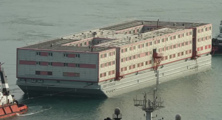 Bibby Stockholm, centro de detención flotante de Reino Unido. Foto: Reuters.