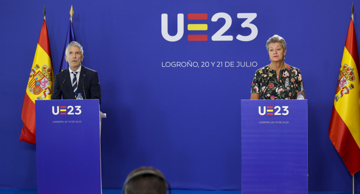 El ministro del Interior español, Fernando Grande-Marlaska, junto a la comisaria de Interior de la Unión Europea, Ylva Johansson. Foto: EFE.