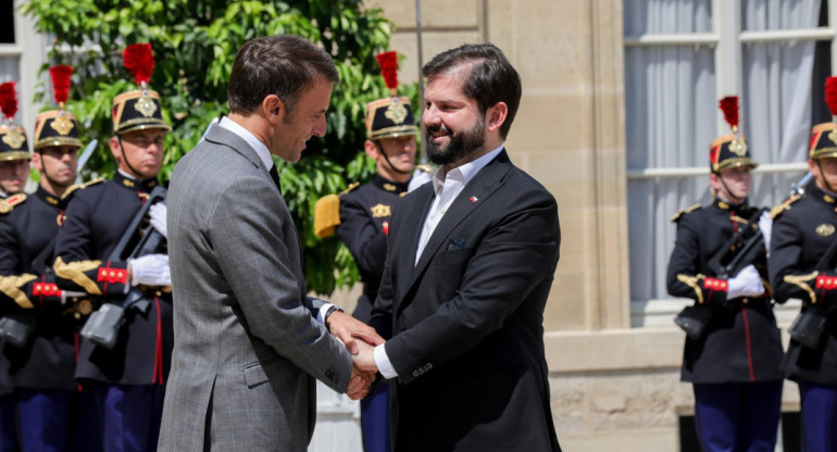 Ambos presidentes se saludaron para la prensa antes del almuerzo. Foto: EFE.