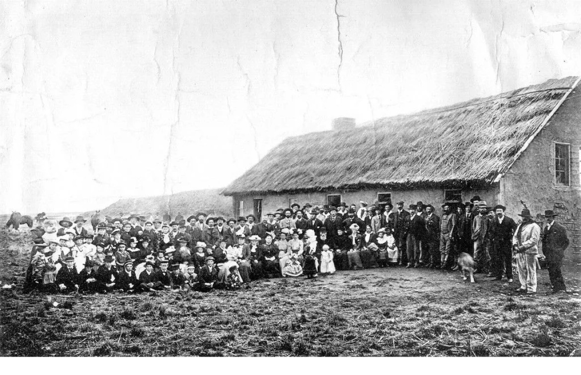 La única fotografía que se conserva del plebiscito en lo que hoy es Trevelin, Chubut.