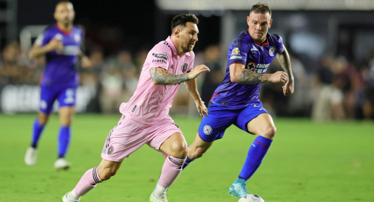 Lionel Messi perseguido por el argentino Carlos Rotondi. Foto: Reuters.