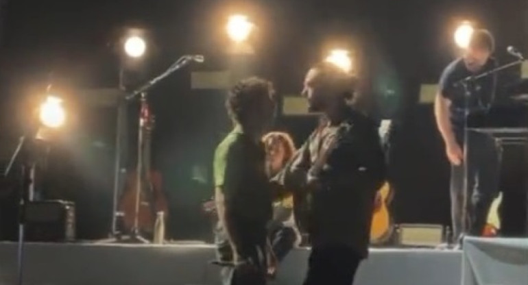 Beso entre el cantante y el guitarrista de The 1975 en un festival de Malasia. Foto: Captura de video.