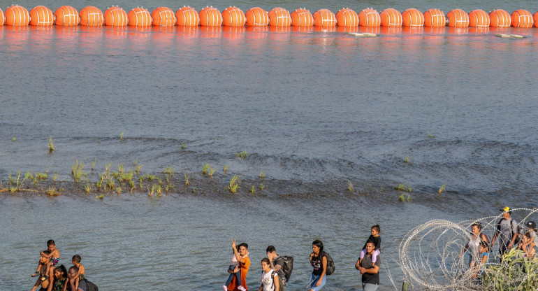 Barrera flotante en la frontera entre México y Estados Unidos. Foto: Telam.