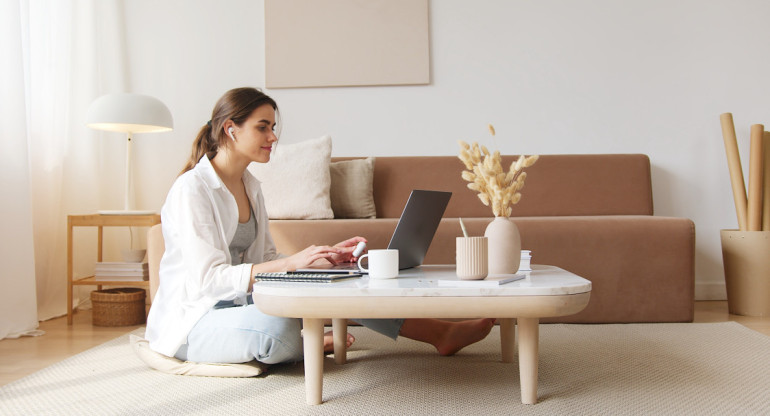 Sentarse en el piso durante el día es beneficioso para la salud. Foto: Pexels.