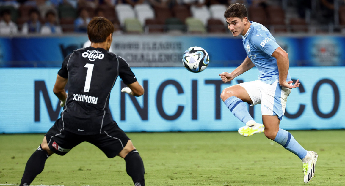 Julián Álvarez fue titular en el amistoso de Manchester ante Yokohama Marinos. Foto: Reuters.