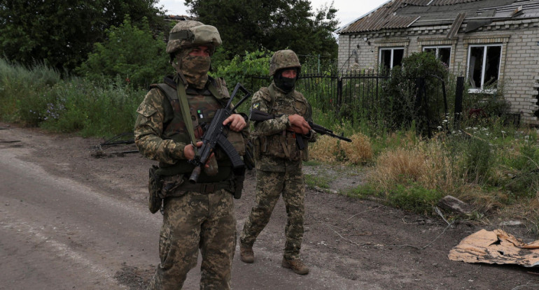 Guerra entre Rusia y Ucrania. Avance de soldados ucranianos. Foto: NA.