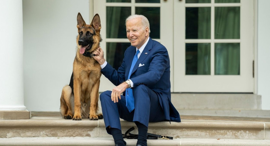 Joe Biden con su perro Commander.