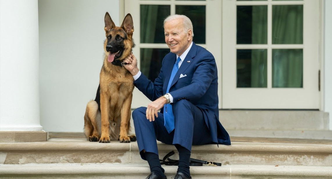 Joe Biden con su perro Commander.