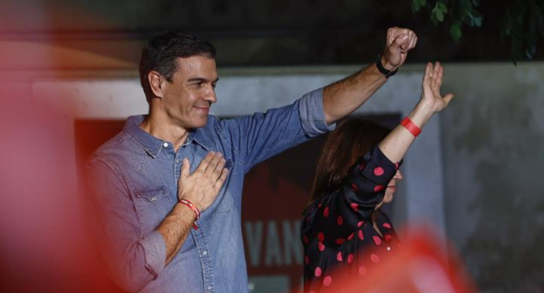 El presidente del Gobierno y líder del PSOE, Pedro Sánchez saluda a los militantes y simpatizantes socialistas. Efe