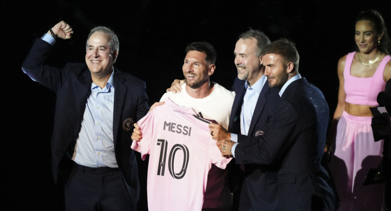 David Beckham junto a Lionel Messi en el día de su presentación. Foto: Reuters.