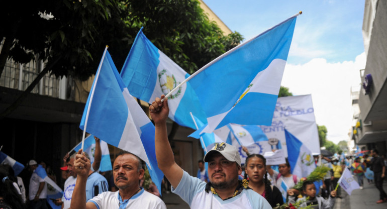 "Marcha de las Flores" en Guatemala. Foto: Reuters.