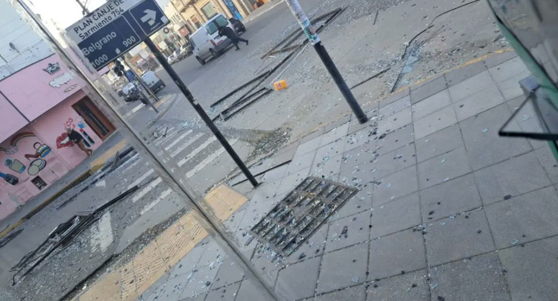 Los destrozos por los fuertes vientos en Comodoro Rivadavia. Foto: Twitter.