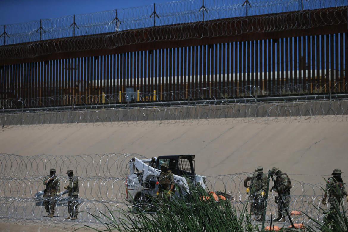 Valla de alambre contra inmigrantes en Texas. Foto: EFE.