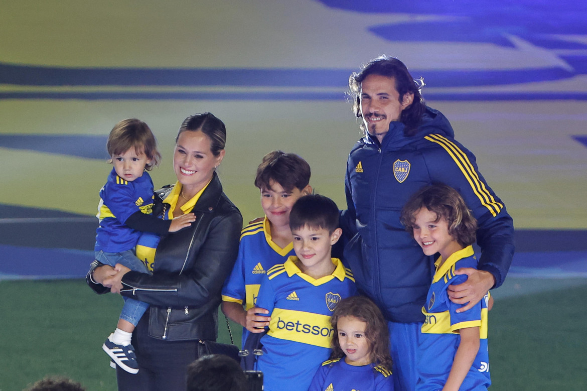 Edinson Cavani y una familia azul y oro. Foto: EFE.