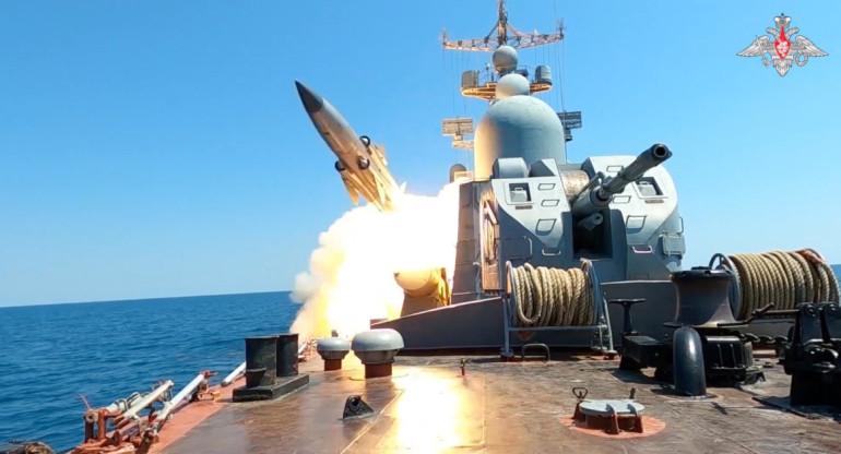 Buque de la Armada de Rusia, lanzamiento de misil. Foto: Reuters.